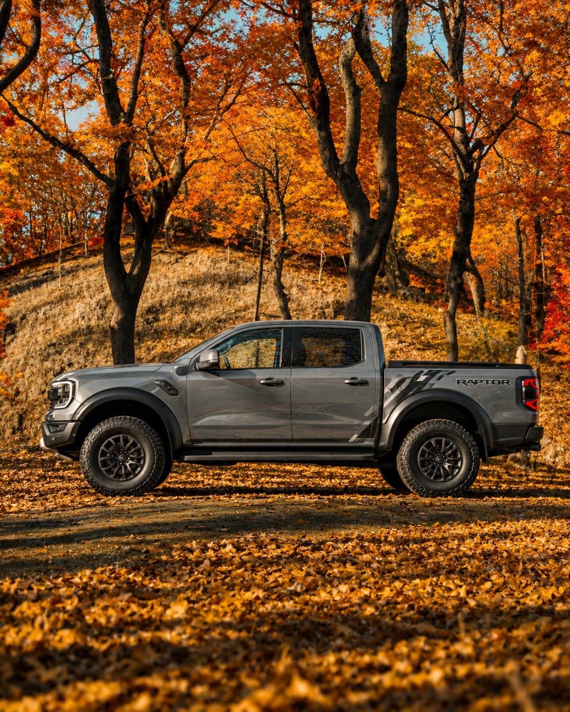 Vehículo 4x4 de perfil en un bosque de otoño