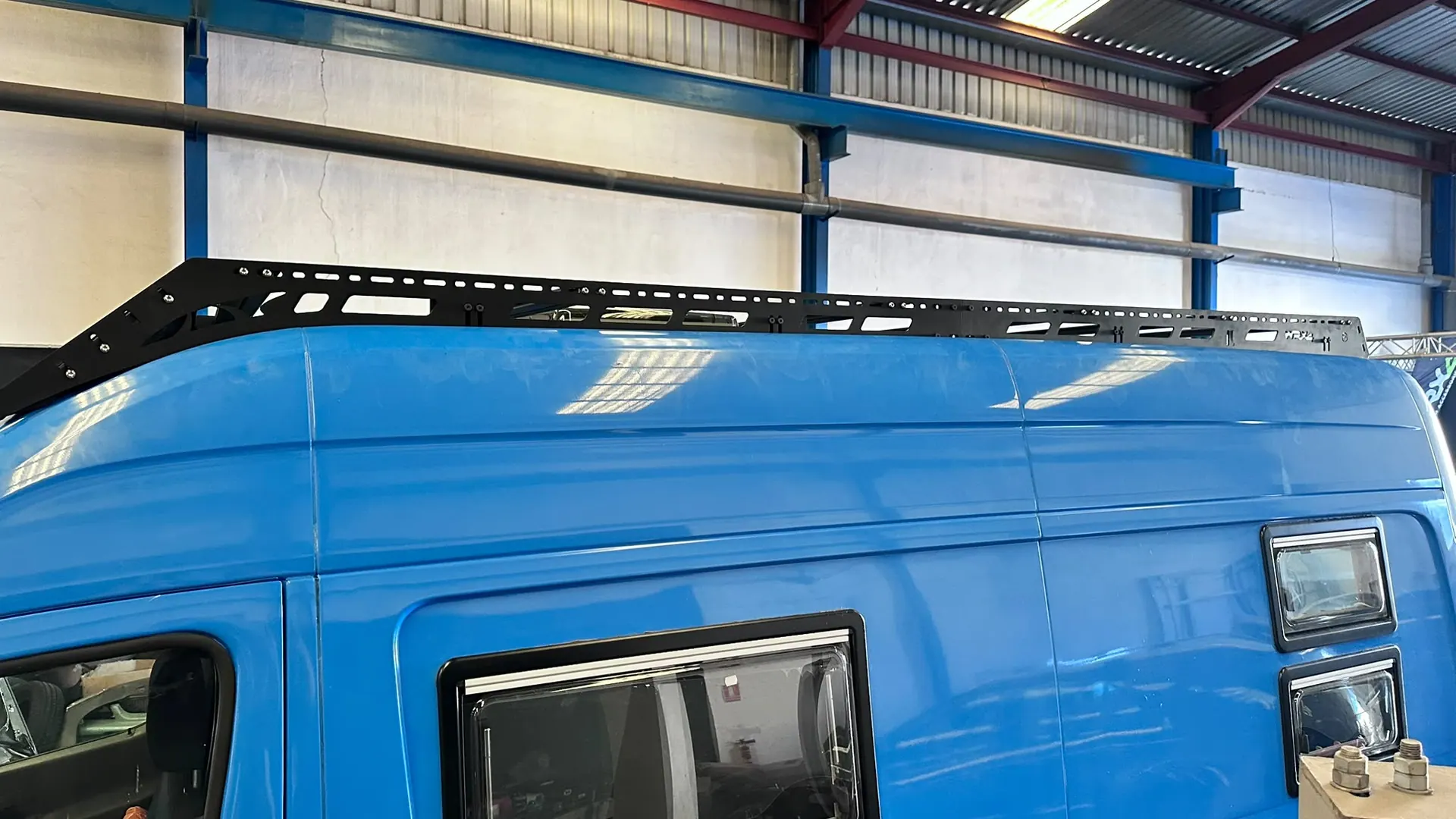Mercedes Sprinter azul camperizada con el rack WRX4, en el taller