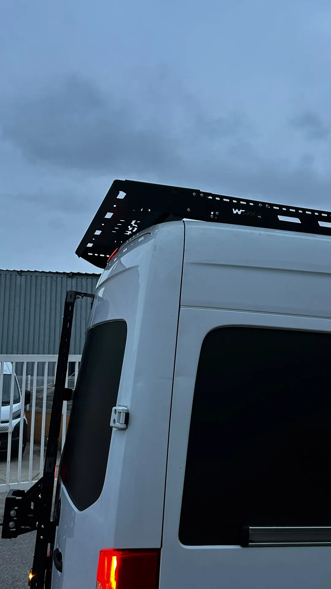 Trasera de una Mercedes Sprinter con la escalera WRX4, la visera trasera y el rack