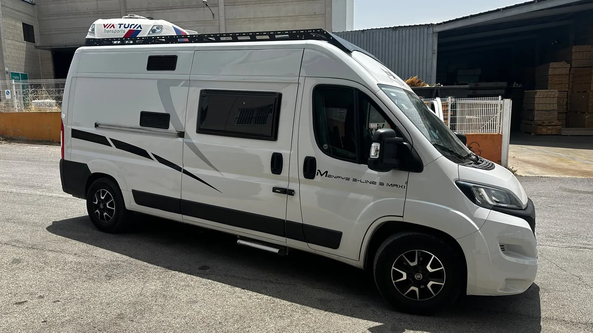 Fiat Ducato camperizada con el rack WRX4 montado a lo largo del techo