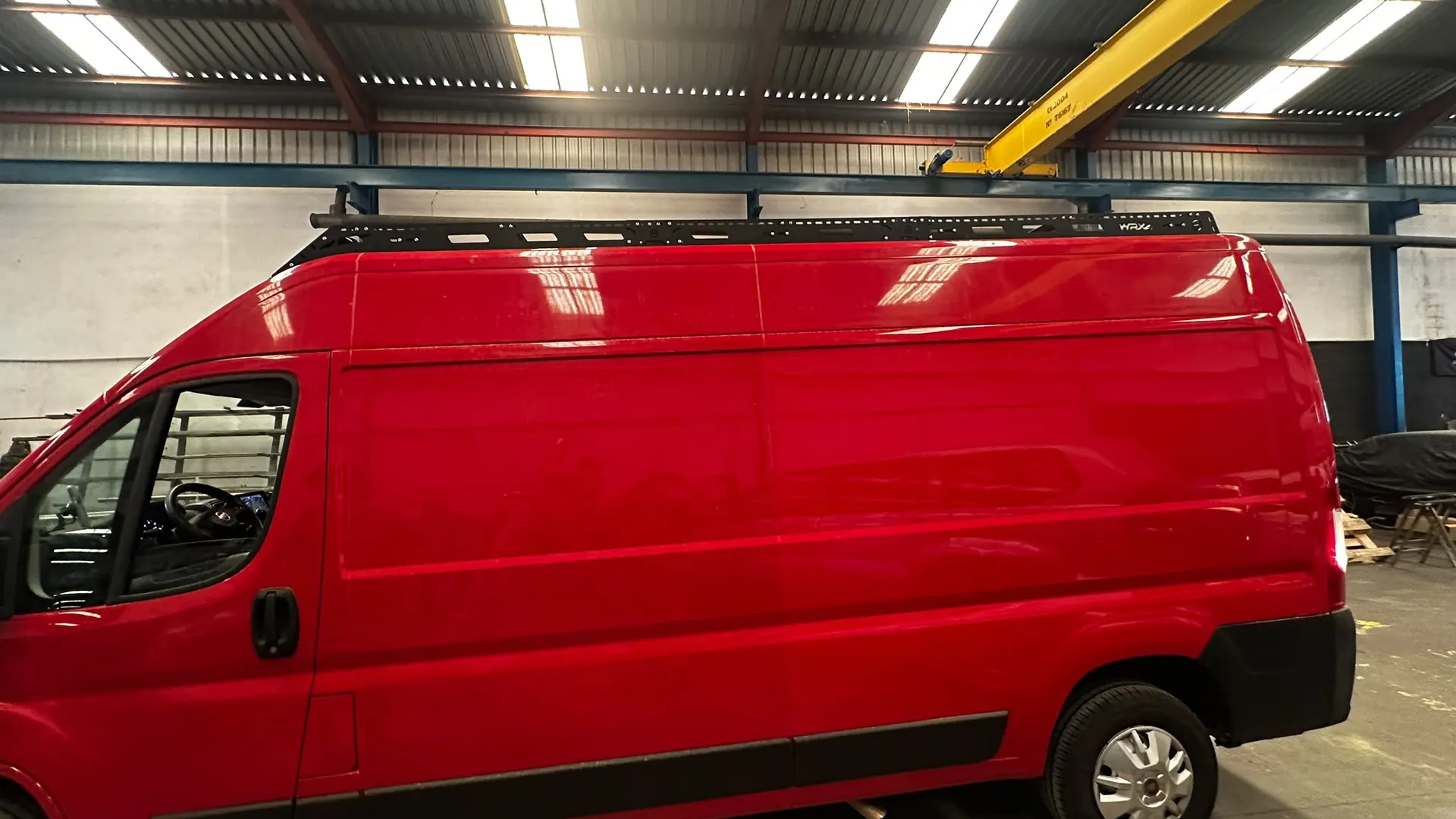 Fiat Ducato roja en el taller con el rack WRX4 montado en el techo