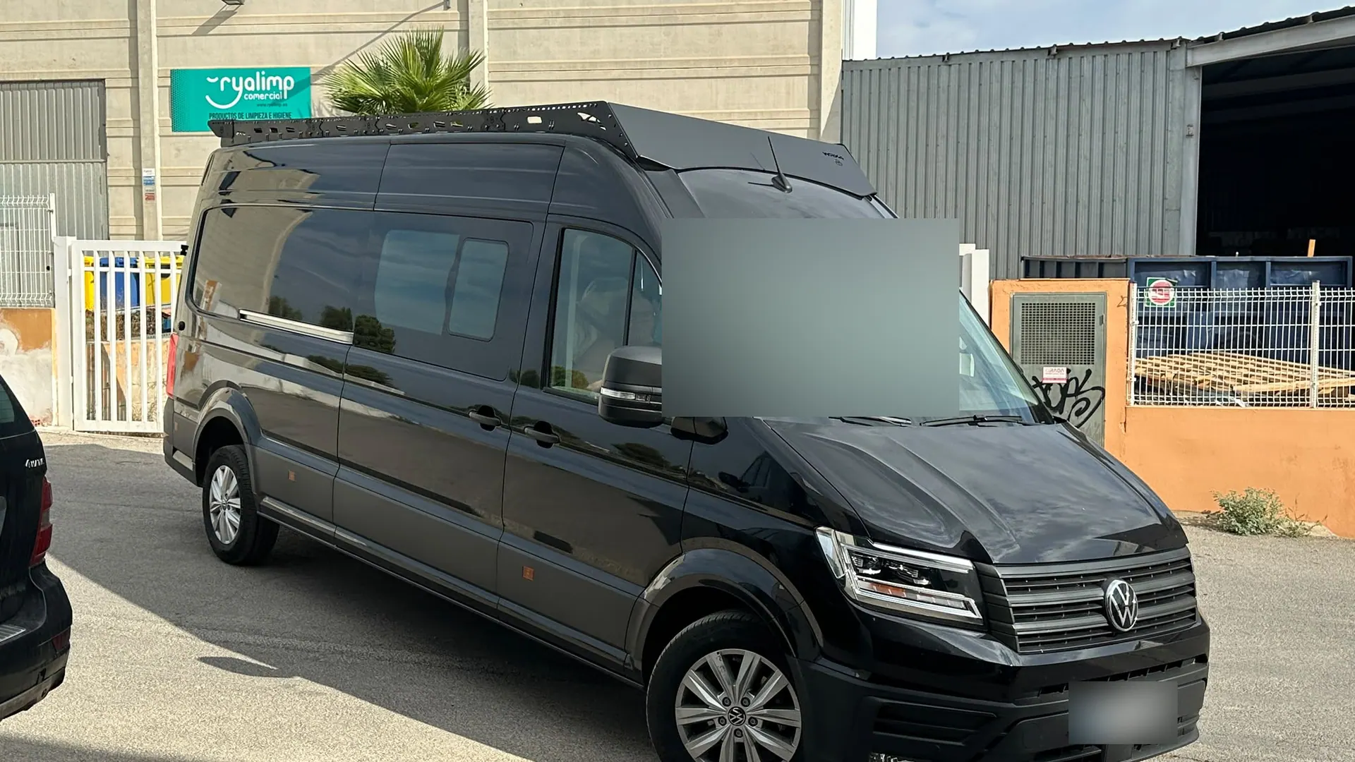 Volkswagen Crafter negra con el rack WRX4 montado, vista delantera de tres cuartos