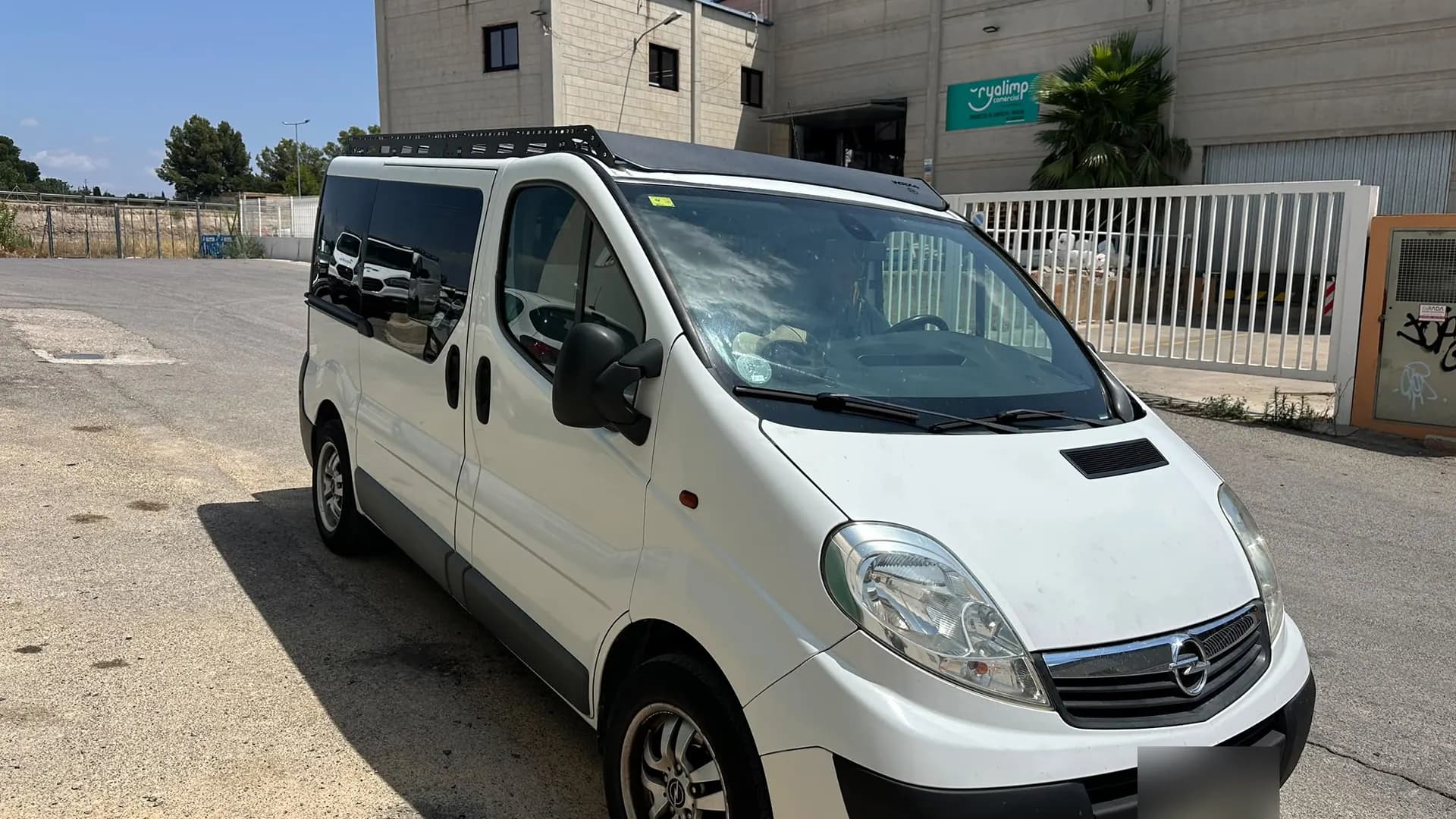 Opel Vivaro blanca con el rack WRX4, vista delantera de tres cuartos