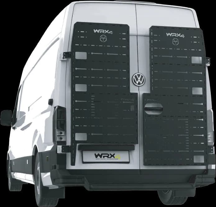 Render de los paneles traseros largos WRX4 con cavidades para apoyar el pie